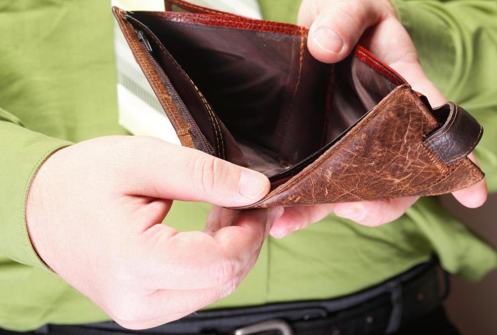 Low income people may qualify for welfare if their earnings are below certain thresholds.